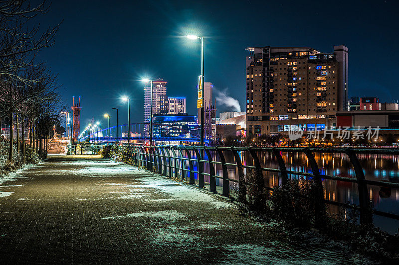 曼彻斯特索尔福德码头的夜景