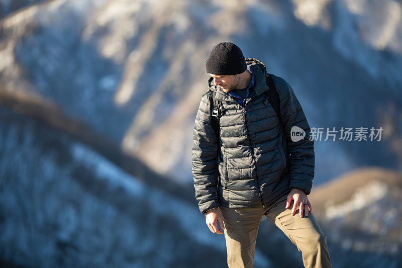 喜欢冬天登山的崎岖山地人