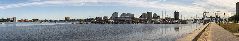 从弗吉尼亚州朴茨茅斯住宅区的克劳福德湾海滨，可以看到诺福克市中心的全景，以及华盛顿角码头上正在建造军舰的海军造船厂。