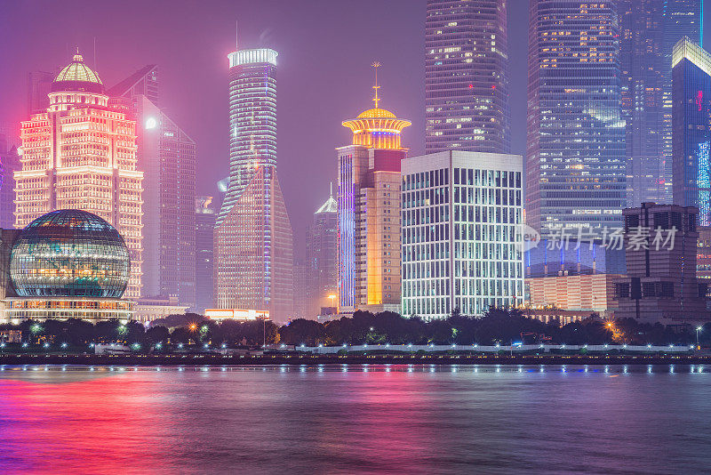 上海傍晚，黄浦江畔的城市中心天际线。