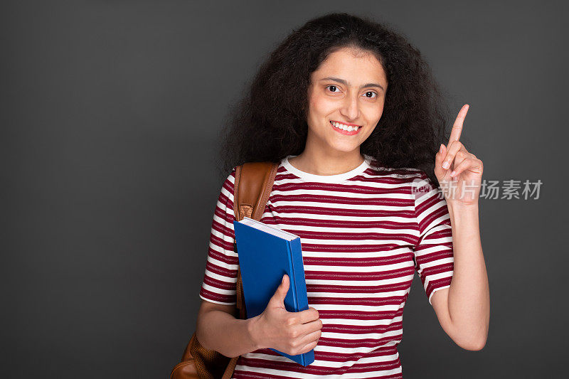 年轻女孩学生的肖像持有笔记本和有背包库存的图像