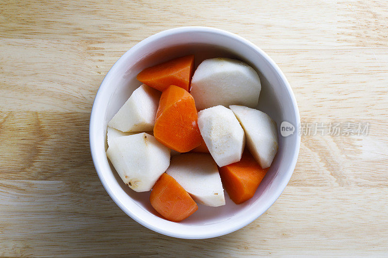 炖胡萝卜和芋头