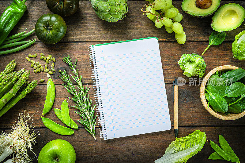 空白的记事本和绿色蔬菜。本空间