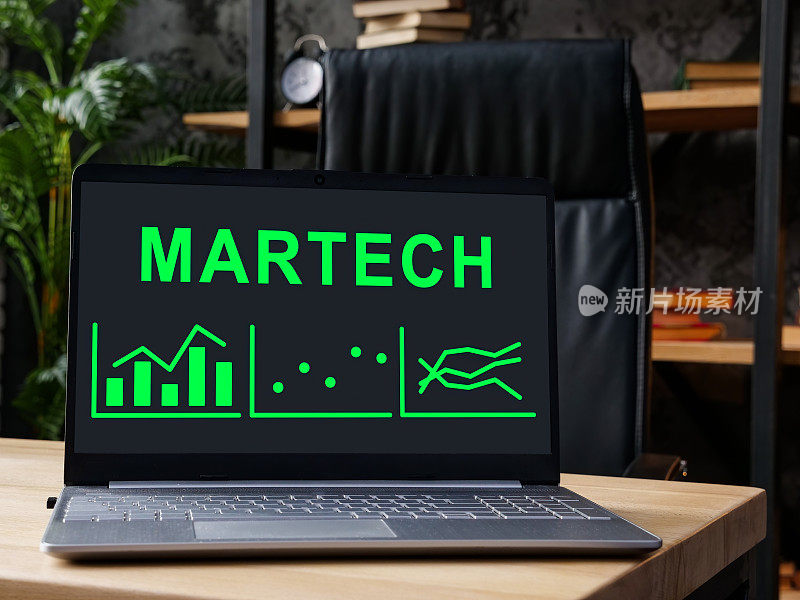 一个开放的笔记本电脑与MarTech营销技术数据。