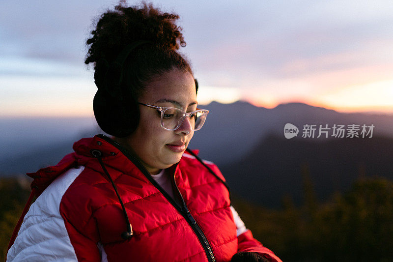 夕阳下的山中的女人