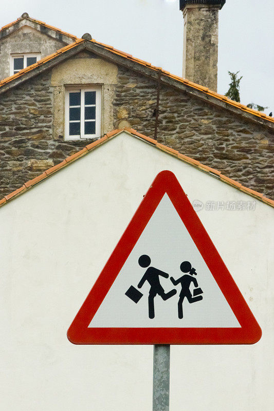 三角行人路标，儿童，学校建筑门口附近。