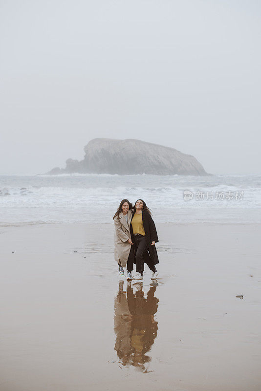 两个年轻女人在海滩上玩得很开心