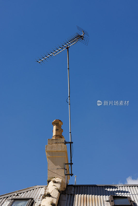 屋顶天线与蓝天