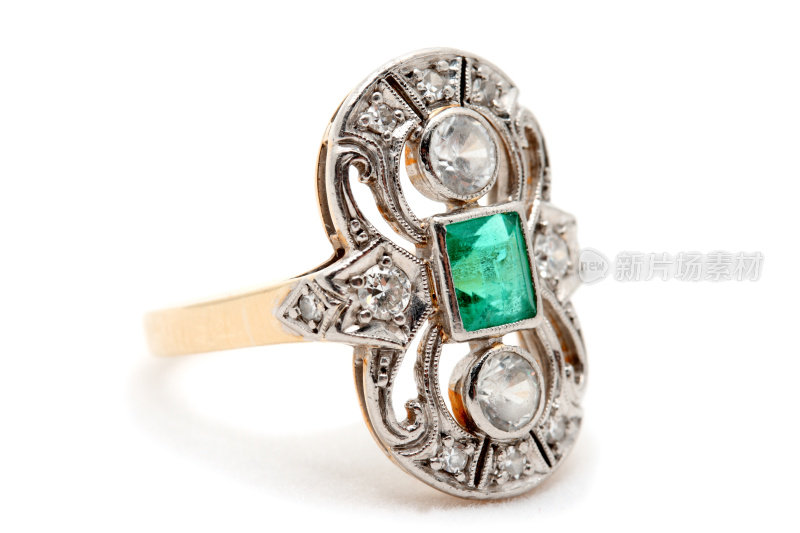 老金戒指与祖母绿和钻石在白色的背景