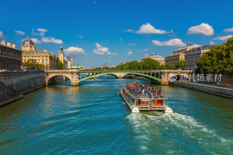 法国巴黎塞纳河上的游船
