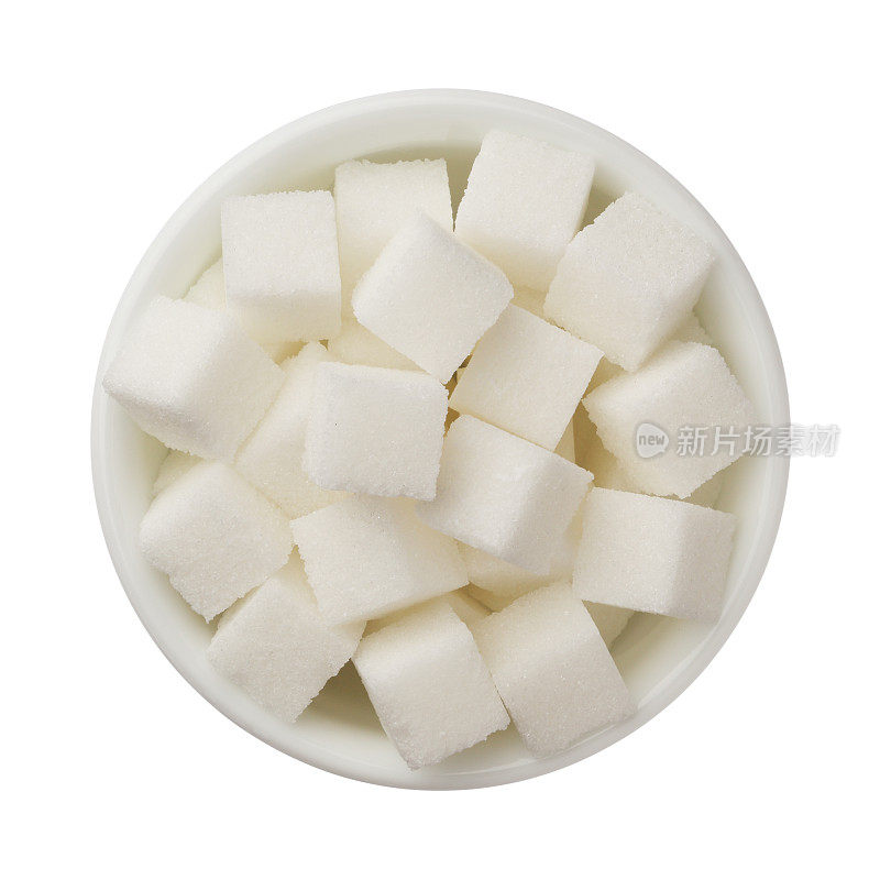 糖方块在碗孤立在白色背景