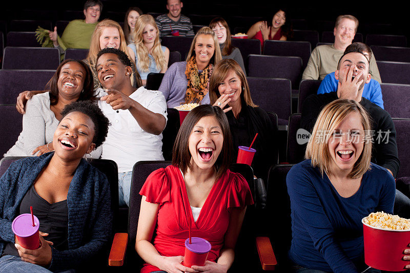 真人观众:观看电影、戏剧、喜剧的团体