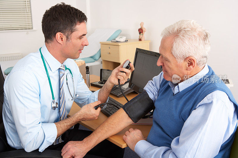 一位英国医生正在给一位老人量血压