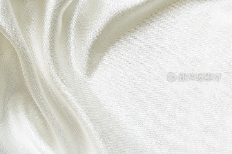 白色折叠丝绸织物的特写