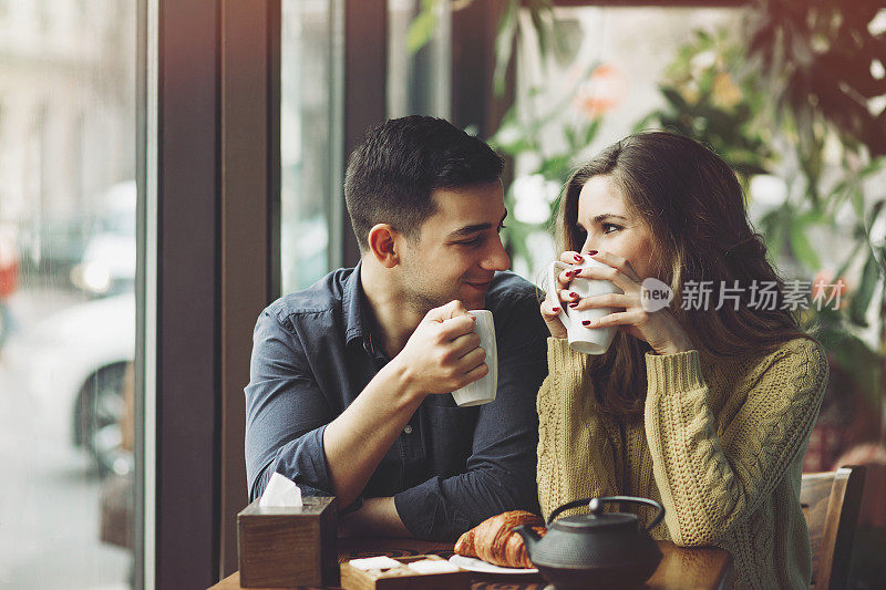 相爱的情侣在咖啡店喝咖啡