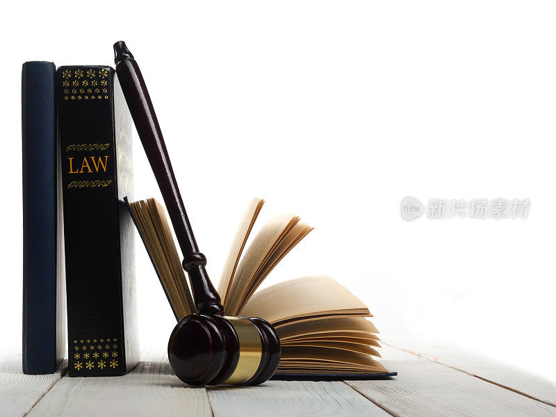 用法官的木槌在桌子上打开法律书