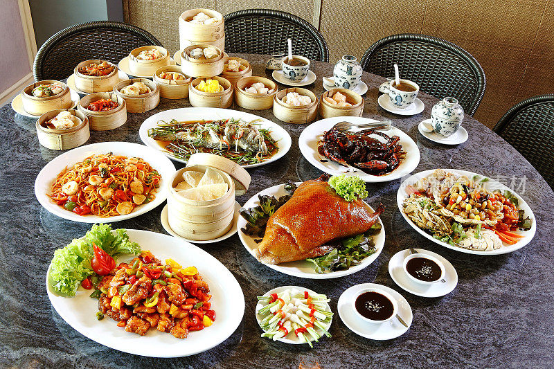 桌上有许多中国菜