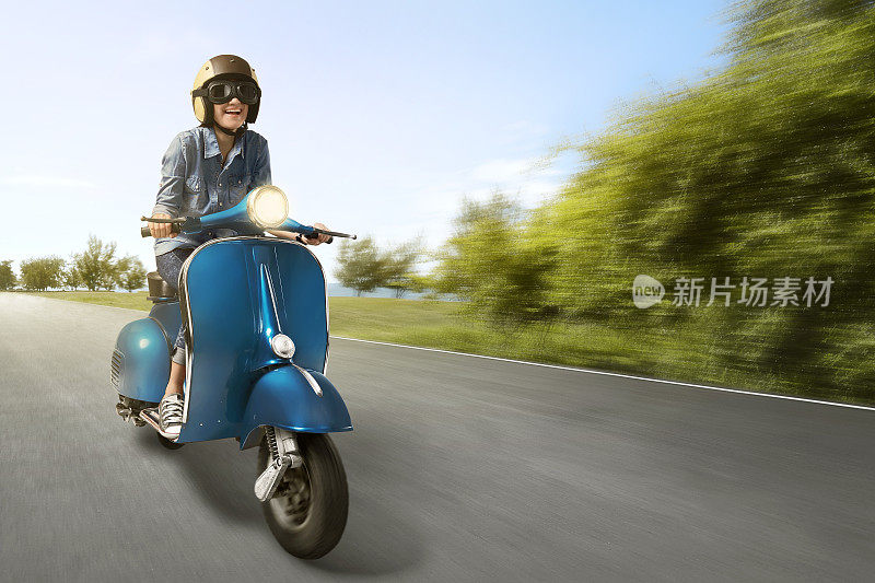 快乐的亚洲女人骑摩托车