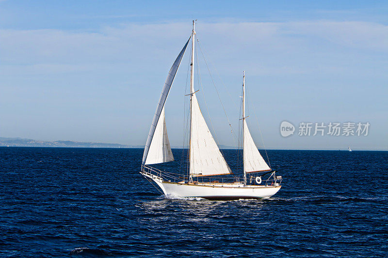 一艘帆船穿过加州长滩海岸的海水