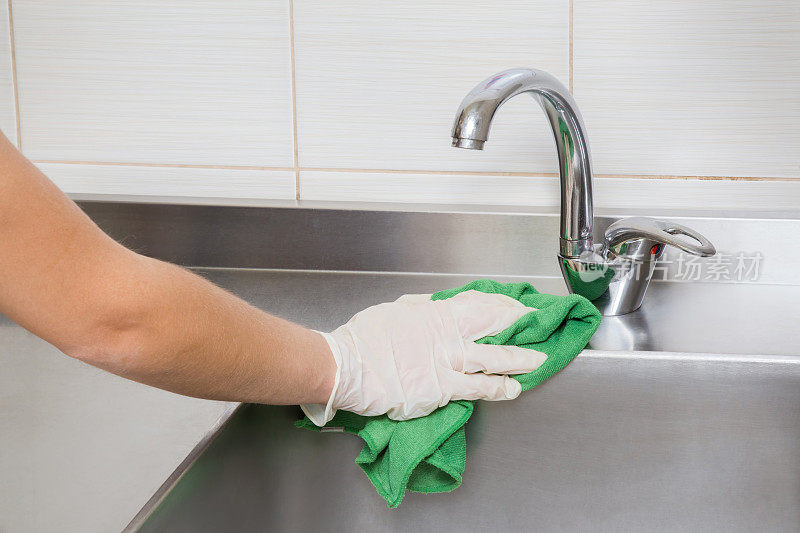用抹布清洁厨房设备时要戴上防护手套。