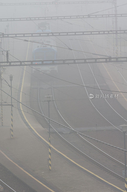 铁轨上的雾
