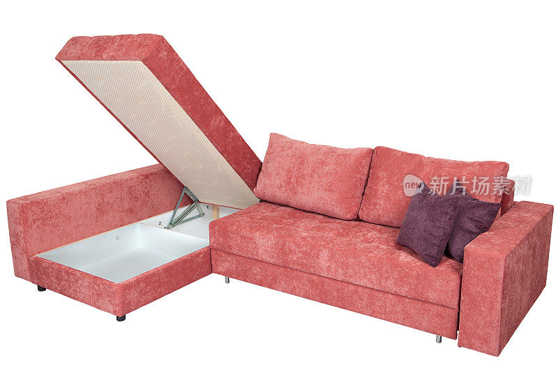 角落里的粉色沙发床有储物系统，孤立在白色之上。