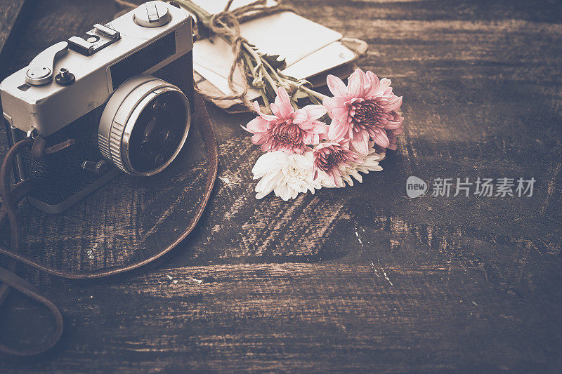 老式相机和一束鲜花