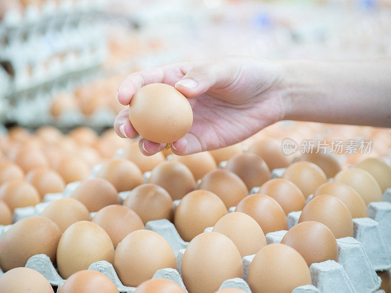 从市场上的包装中选择鸡蛋