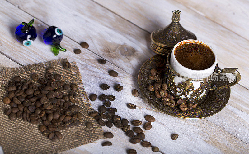 土耳其咖啡与喜悦和传统铜制的木制餐具