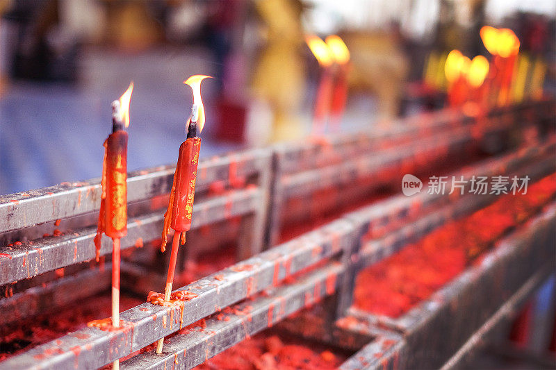 在泰国的寺庙里点燃红色的中国蜡烛