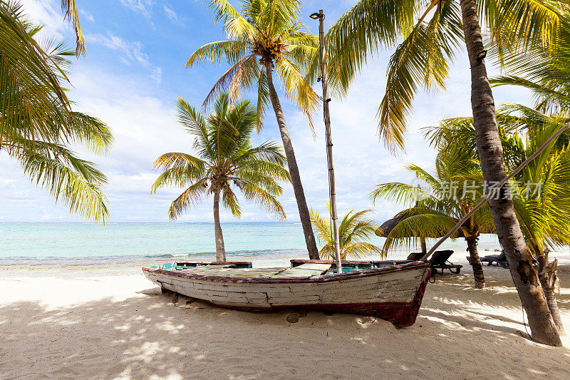 古老的木制渔船在一个热带天堂岛上，椰子树的背景