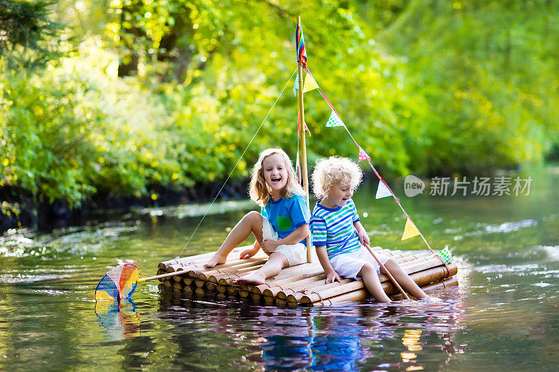 两个小孩在木筏上