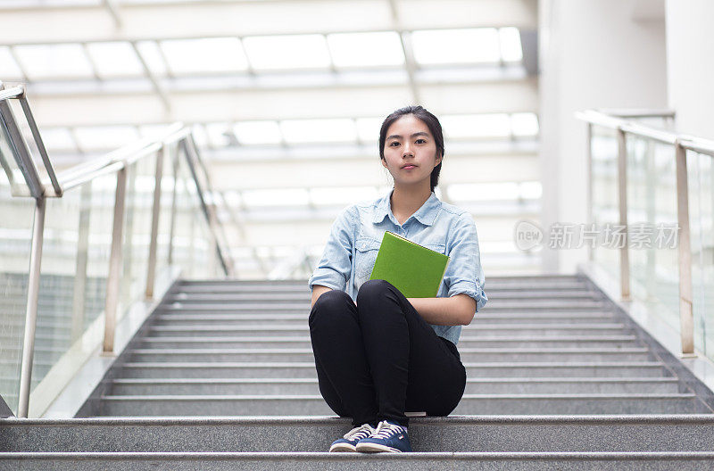 年轻女孩坐在台阶上