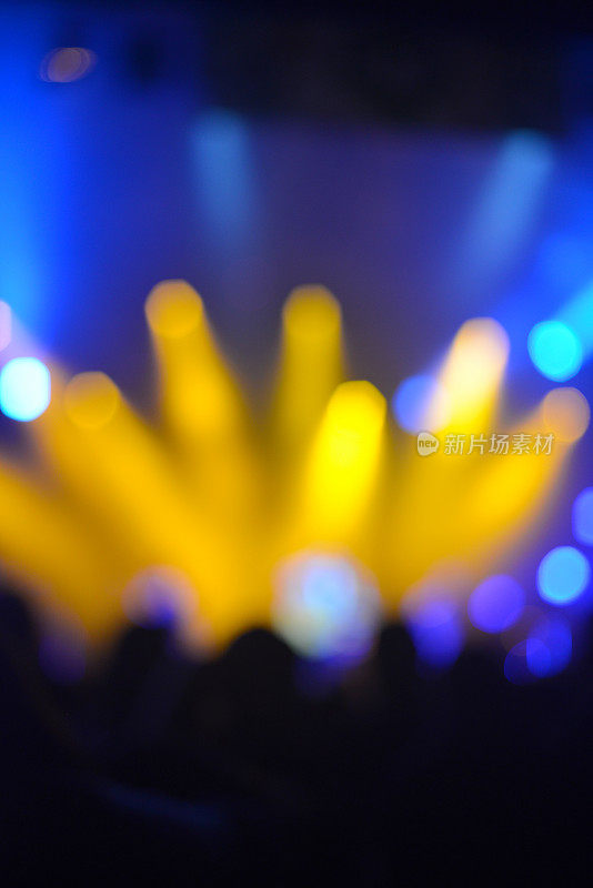 模糊的蓝色黄色舞台灯光，晚上免费音乐会，欧洲