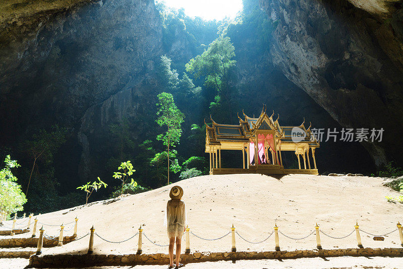 一名妇女在看披雅那空洞的寺庙