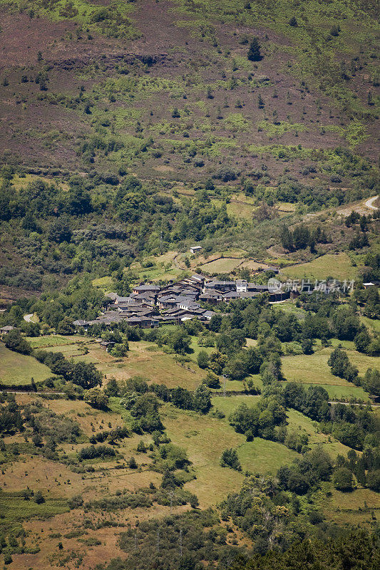 小村庄在一个绿色的山区乡村