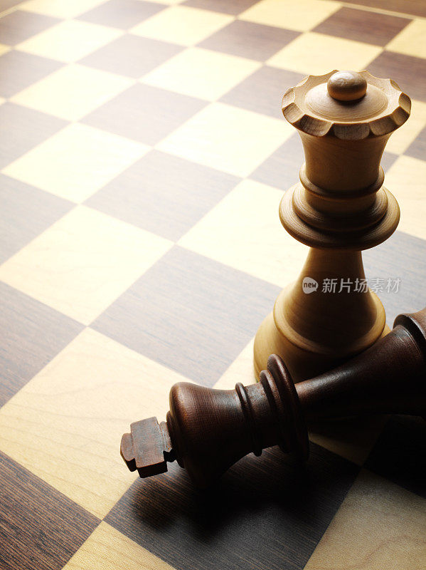 国际象棋棋盘上的国王和王后棋子