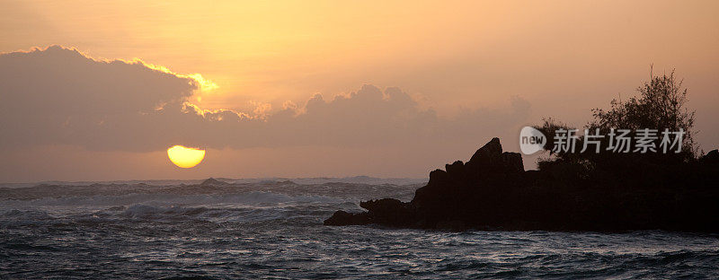 夏威夷北岸崎岖的海岸线全景图