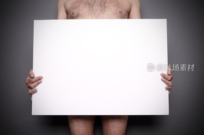 裸男举着空白标志。副本的空间。