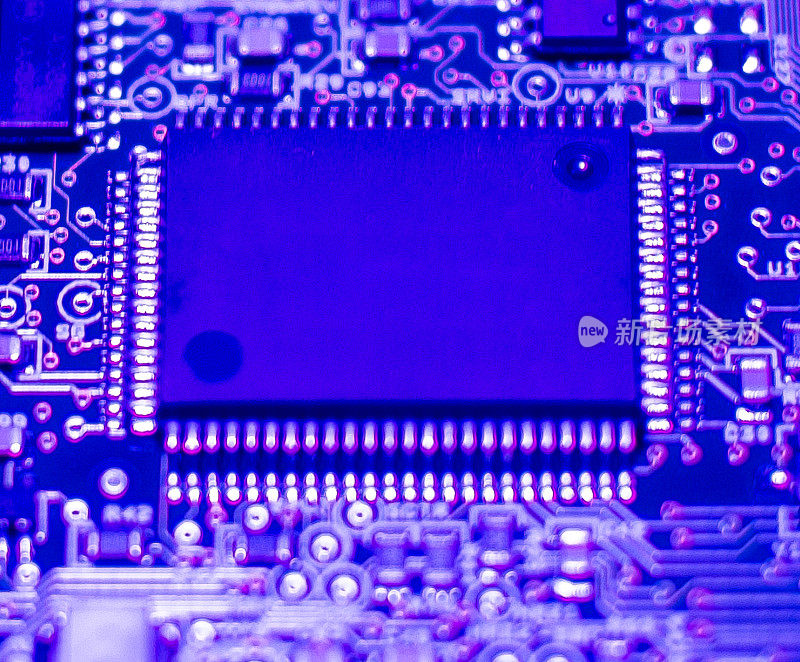 电路板上的彩色高科技计算机芯片