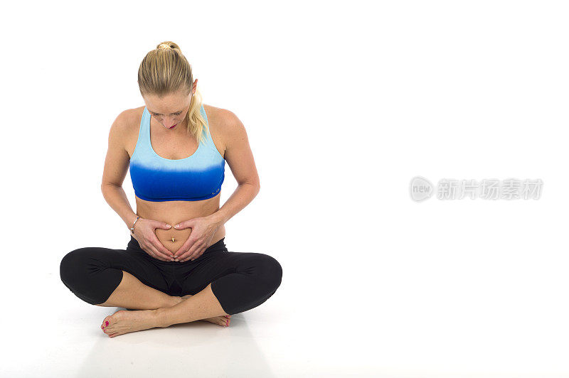 年轻孕妇锻炼和练习瑜伽