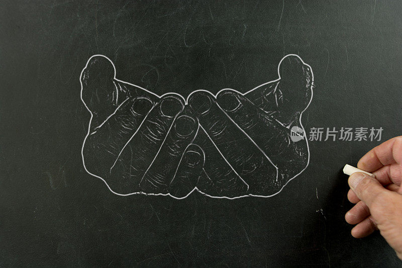 在黑板上写字――一双帮助的手。