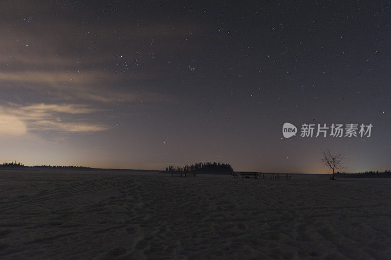 银河系的夜景照片