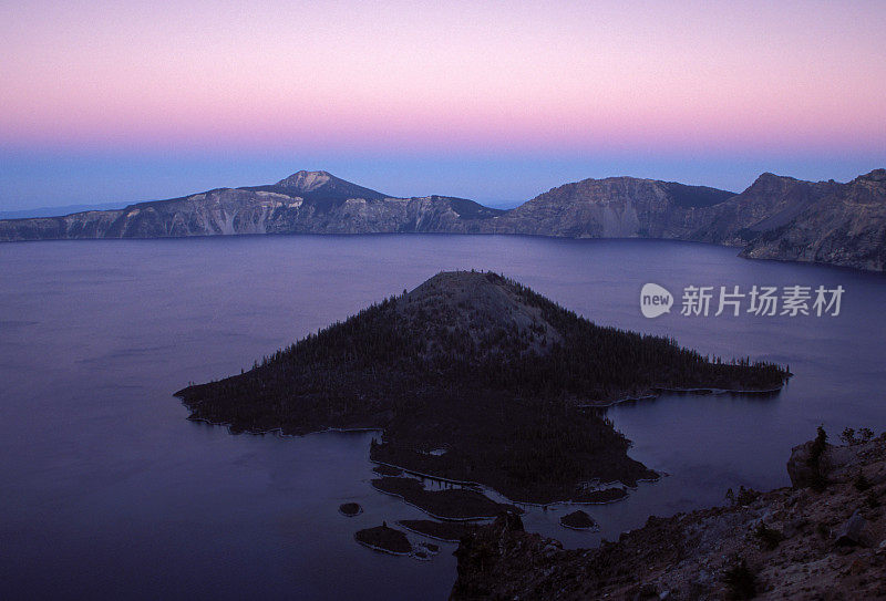 火山口湖的黄昏