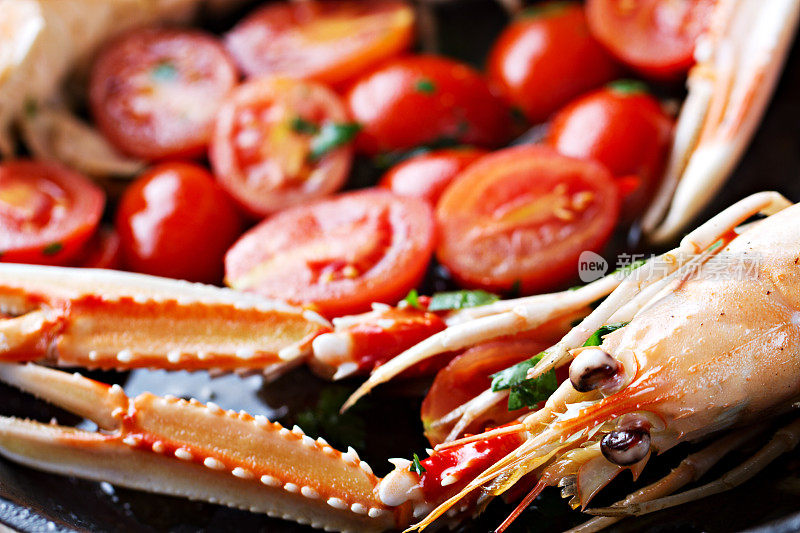 用西红柿和欧芹煮的虾