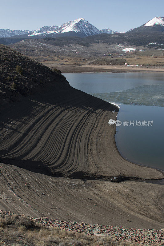 干旱期间科罗拉多落基山水库水位低