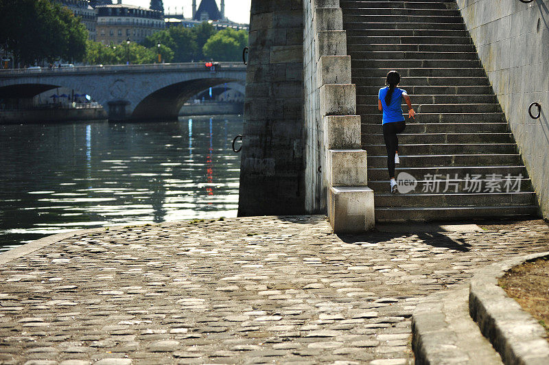 非洲裔美国妇女奔上楼梯法国巴黎塞纳河