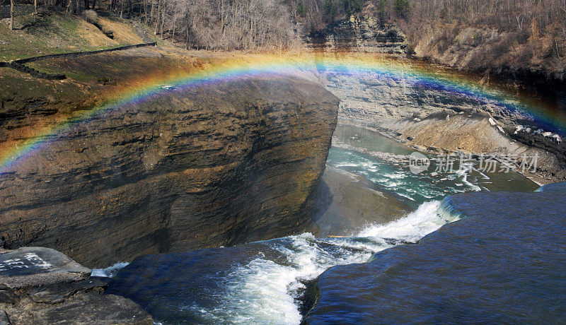 彩虹在峡谷