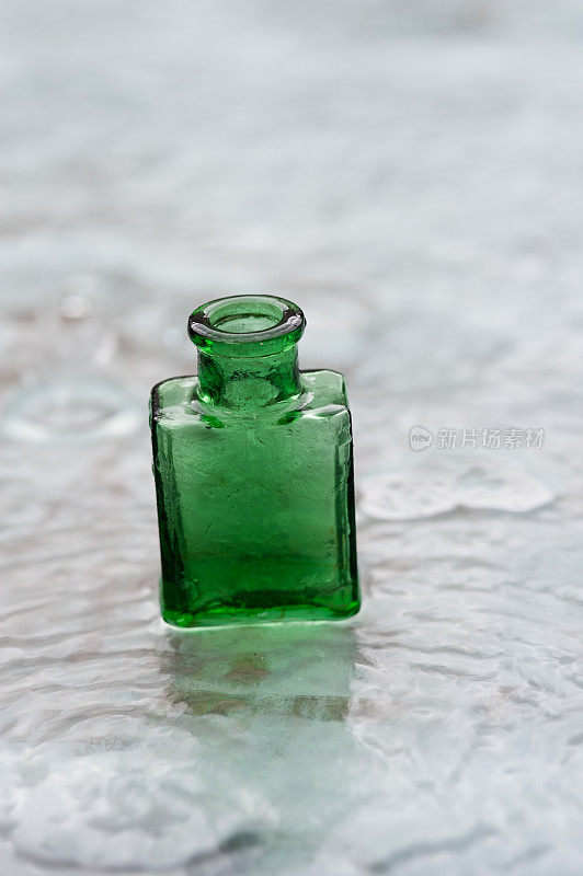 带雨涟漪的绿瓶