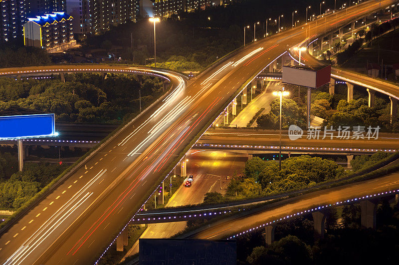 夜间高速公路，车灯，现代城市